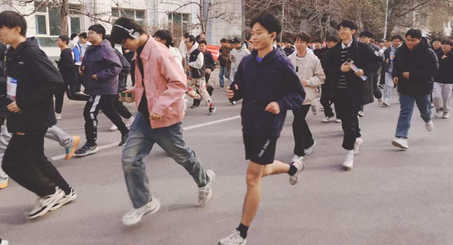 挑战自我 弘扬体育精神 ——成人直播
举办师生冬季长跑活动